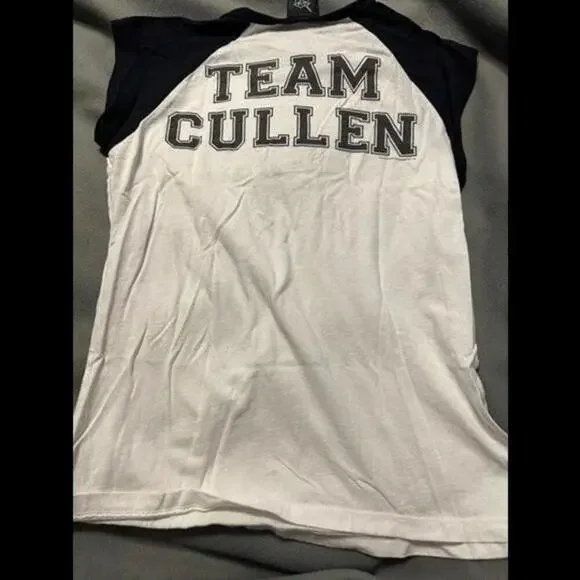 Twilight 'Team Cullen' T-Shirt - A Must-Have for Die-Hard Fans! - Picture 2 of 4